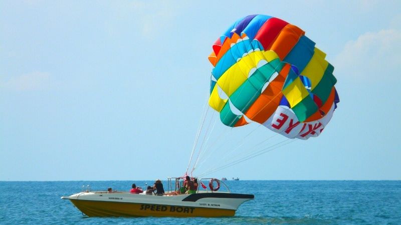 parasailing-in-malvan-beach